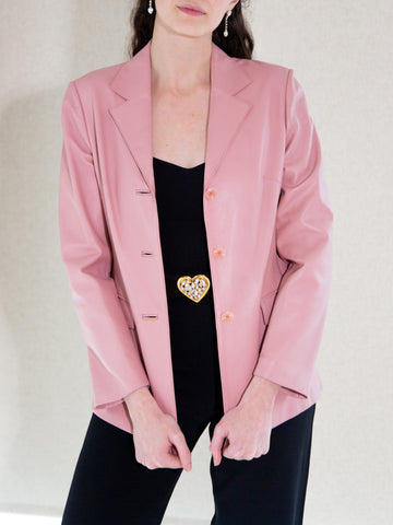 Woman wearing a perfect vintage Y2K pink single-breasted fitted blazer.