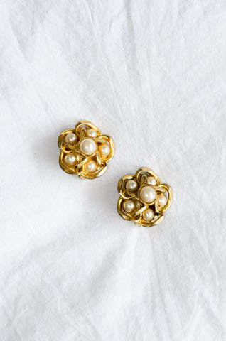 Vintage 1980s gold-tone flower shaped earrings with plastic pearls